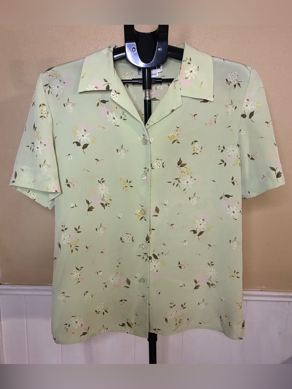 Joan Leslie Light Green Floral Short-Sleeve Button-Down Shirt